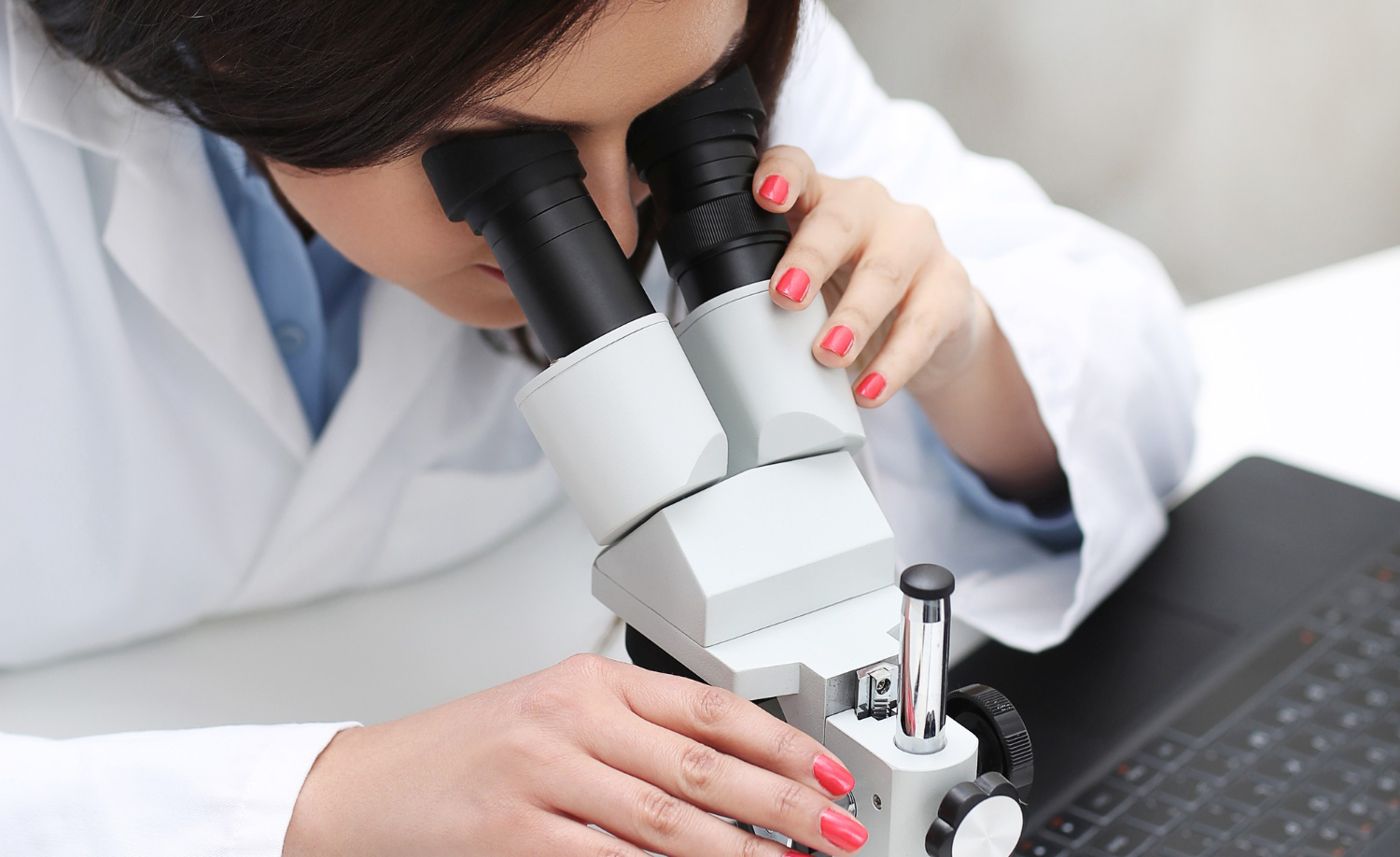 donna-che-lavora-in-laboratorio-con-un-microscopio