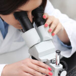 donna-che-lavora-in-laboratorio-con-un-microscopio