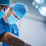 i-chirurghi-che-effettuano-operazioni-in-sala-operatoria